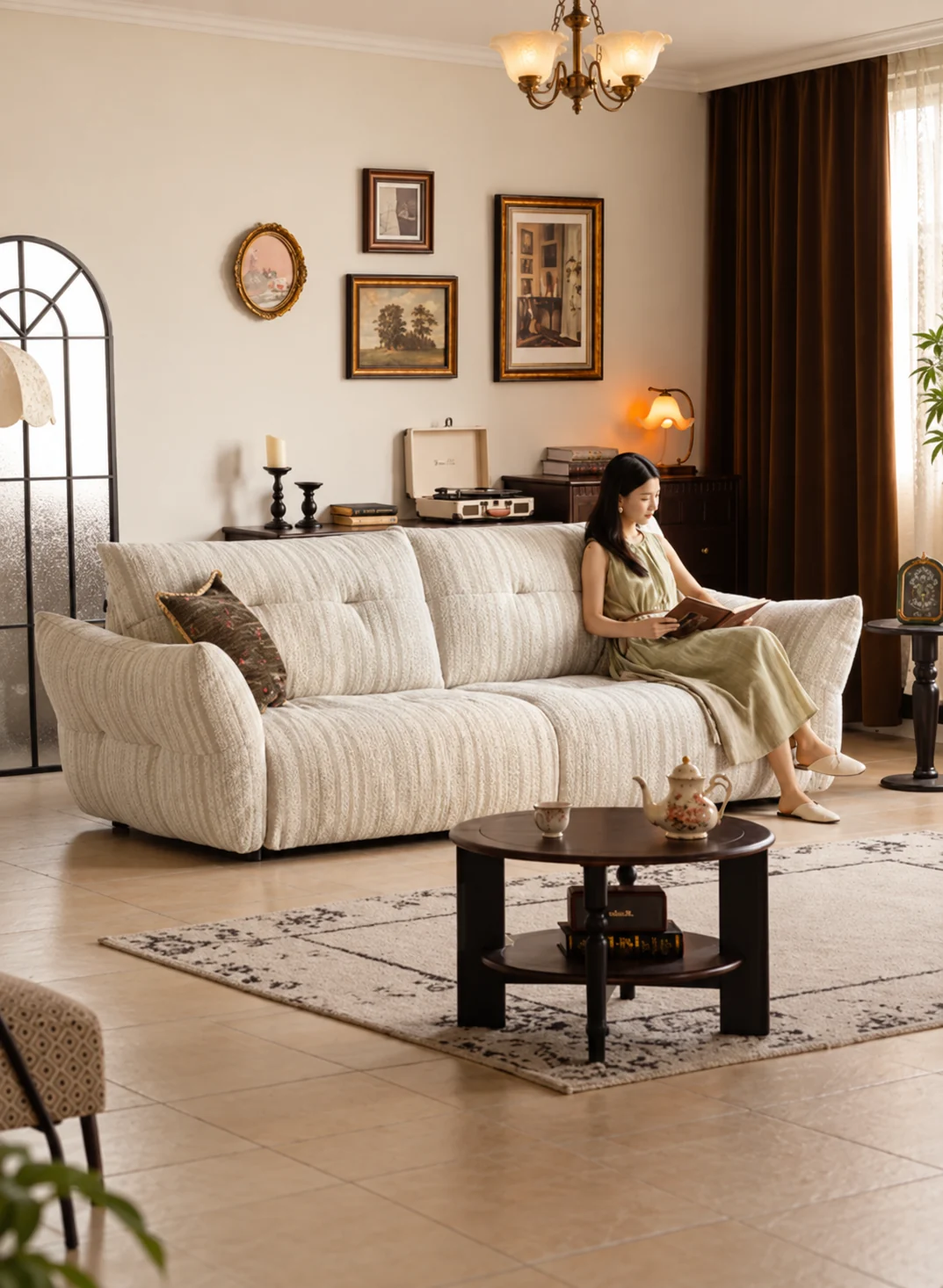 Người phụ nữ thư giãn trên sofa