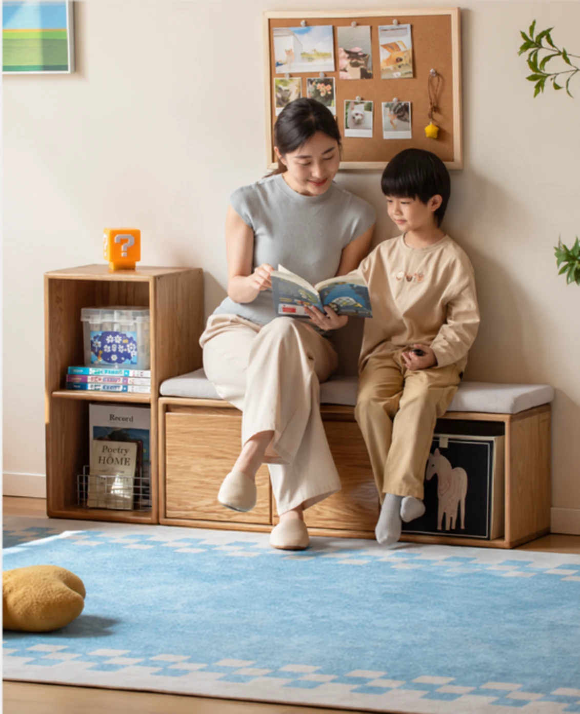 Mẹ và bé cùng đọc sách trong căn phòng ấm áp
