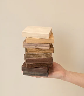 Các mẫu gỗ tự nhiên xếp trên tay