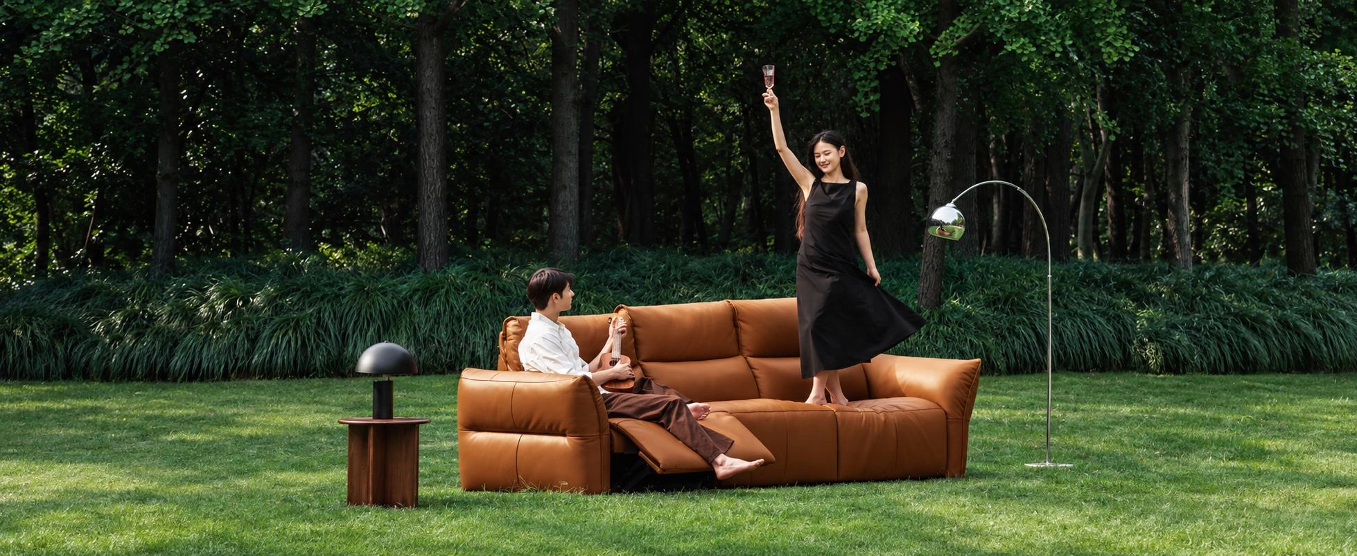 Sofa YESWOOD giữa khu vườn